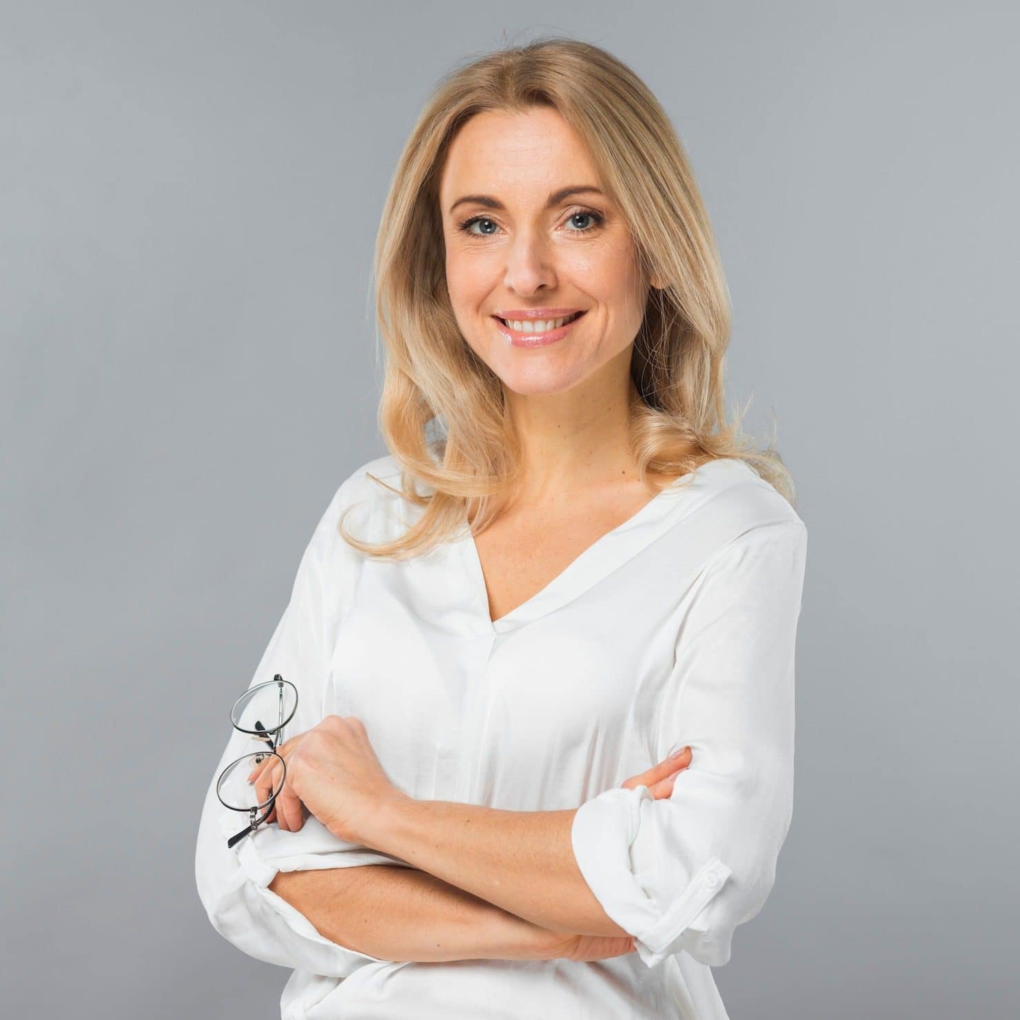 portrait-young-businesswoman-hol portrait-young-businesswoman-hol