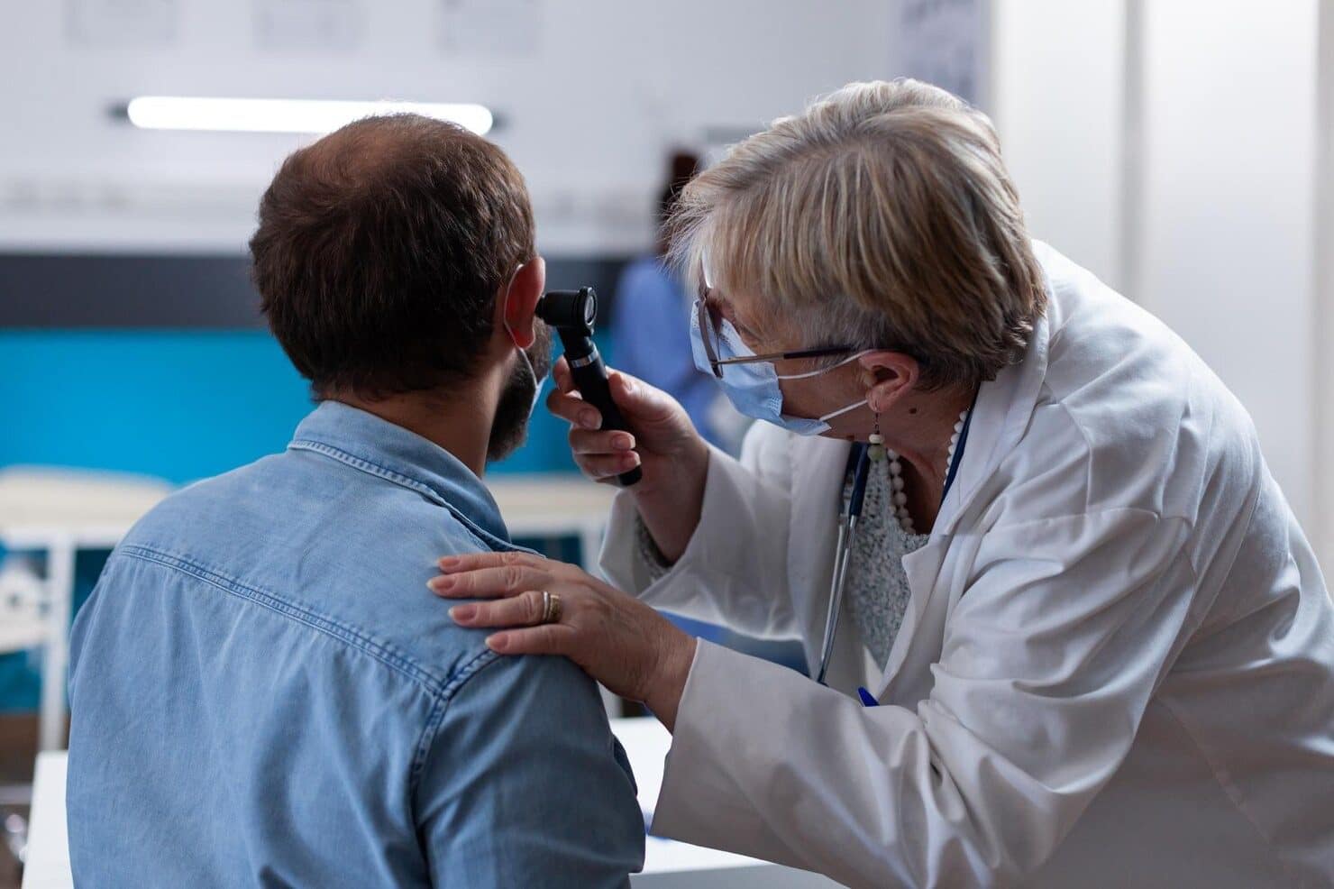 close-up-physician-using-otoscop (1) close-up-physician-using-otoscop (1)